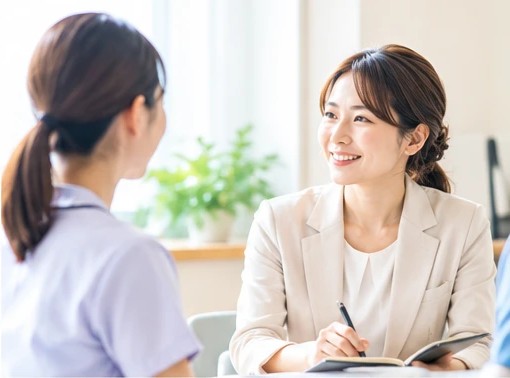 1対1で話すコーチと看護師